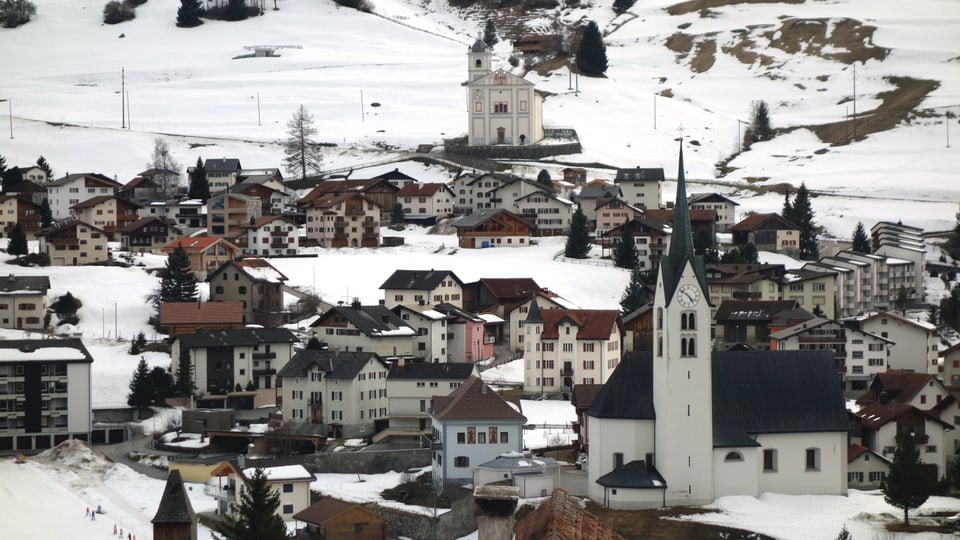 Vista sin la baselgia Nossadonna e la baselgia da Son Martegn a Savognin.