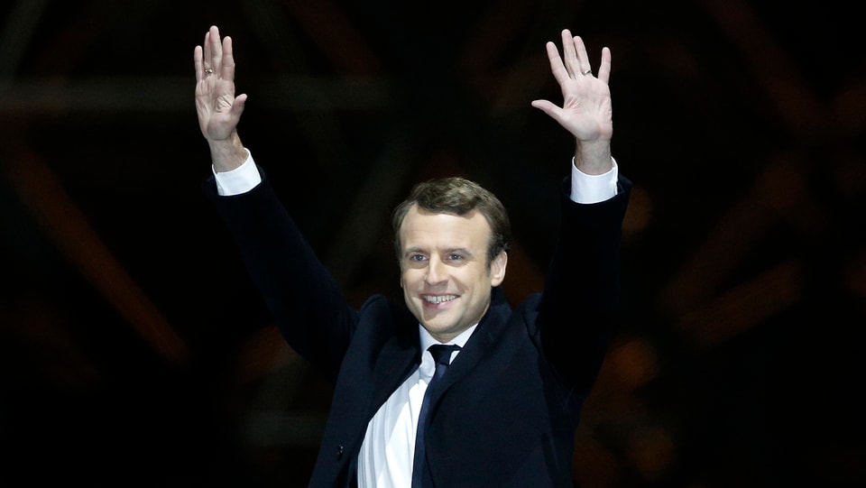 Emmanuel Macron festivescha sia victoria.