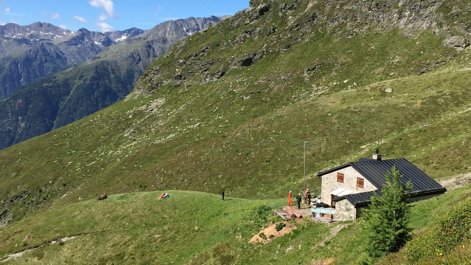 La chamona Linard dal Club alpin svizzer, sur Lvin sut il Piz Linard.