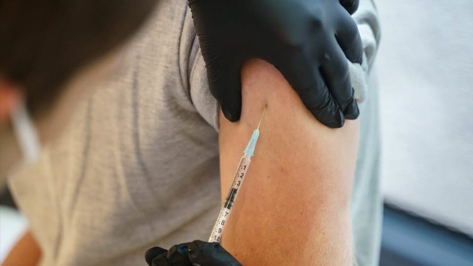 purtret d'ina persuna che vegn vaccinada.