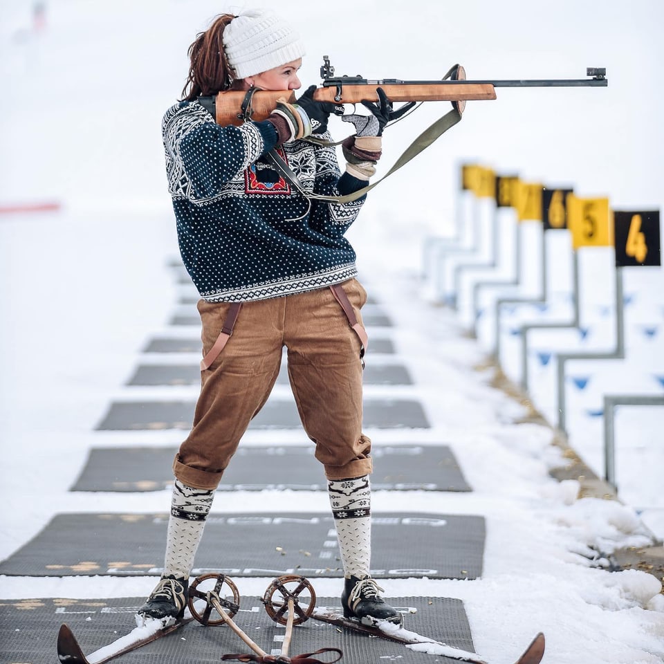 La biatleta Selina Gasparin vestgida a la moda veglia.