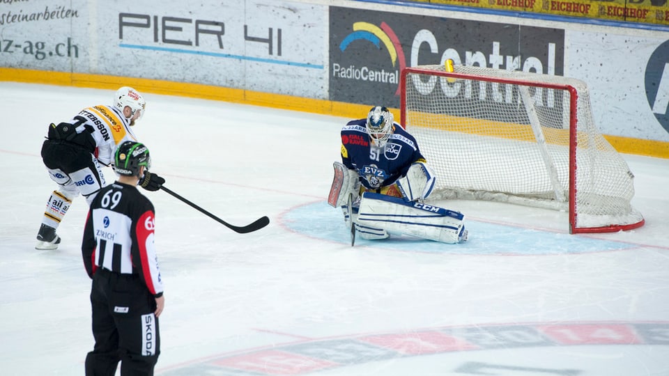 arbiter da hockey guarda tiers co il giugader sajetta in penalti