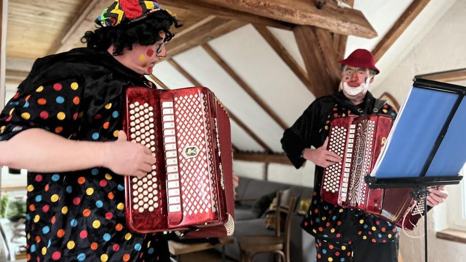 Oergeli Duo da Domat 2 umens cun orgels da maun che chantan