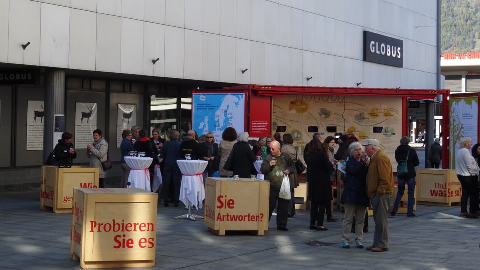 L'exposiziun en la via da la staziun a Cuira.