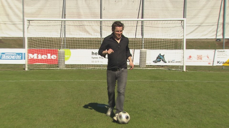 Arno Camenisch cun il bal avon il gol.