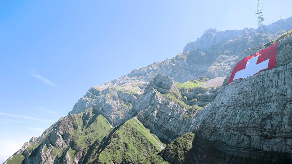 Vi dal Säntis penda oz la pli gronda bandiera da la Svizra.
