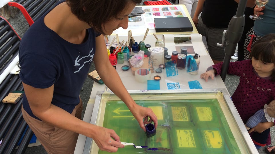 Esther Schena e la platta cun ils motivs per far las serigrafias