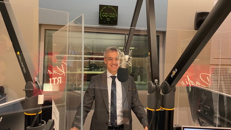 Marcel Suter en il studio da radio da RTR.
