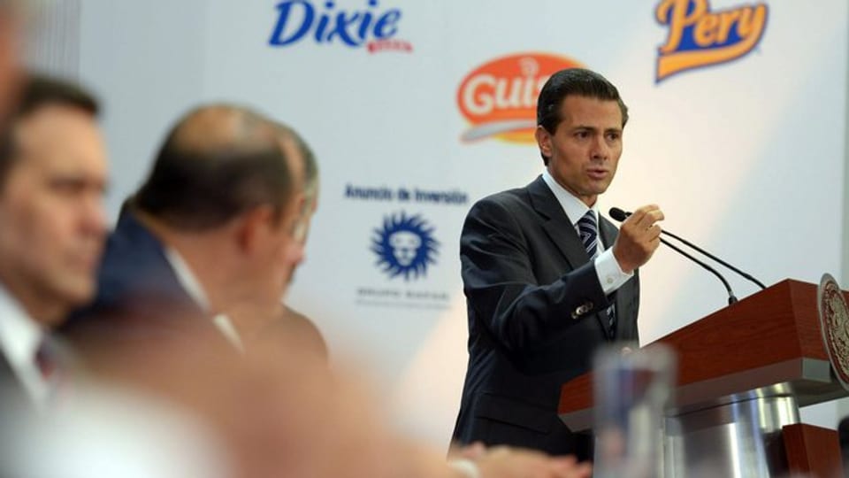 Enrique Pena Nieto al pult cun microfons