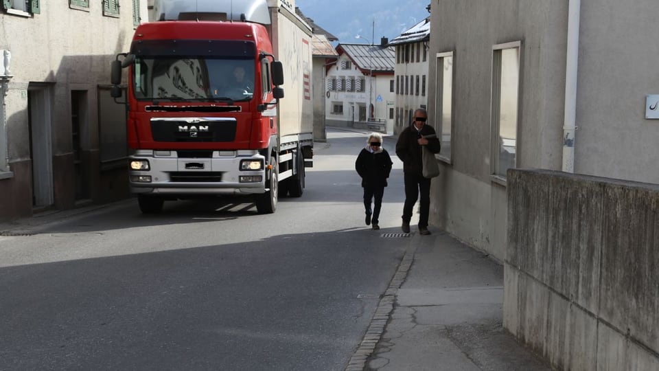 Duas persunas van sin via perquai ch'il passape manca, davos vegn in camiun.