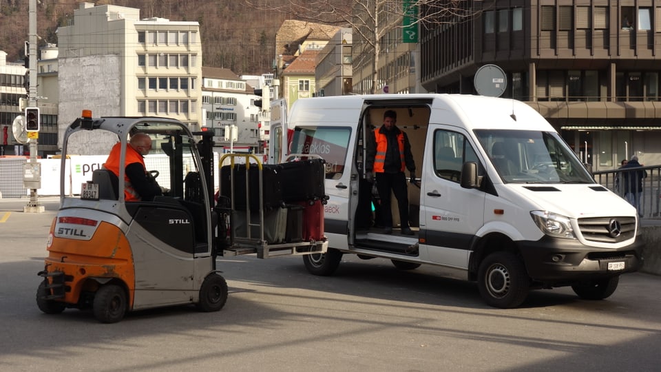 Il bus da furniziun vegn chargià a Cuira.