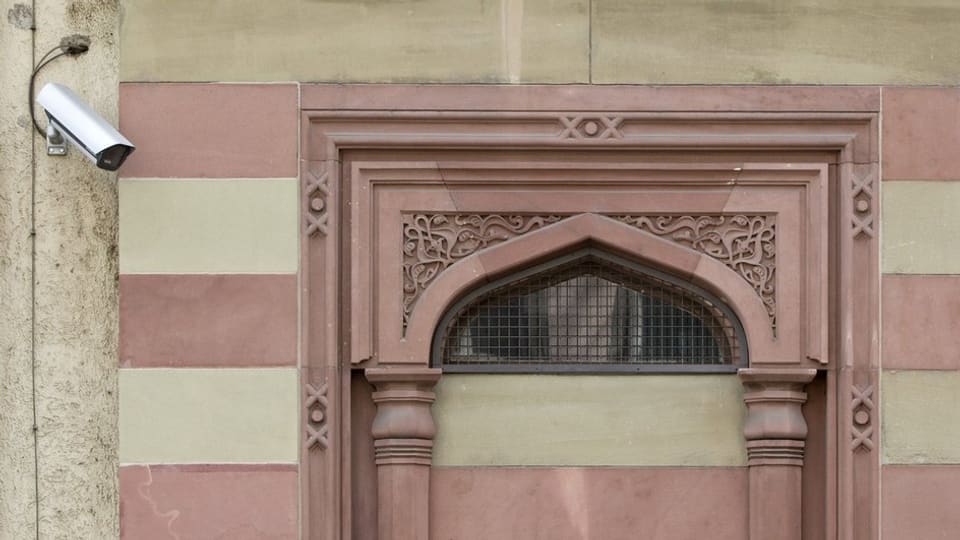 L'entrada d'ina sinagoga survegliada d'ina camera.