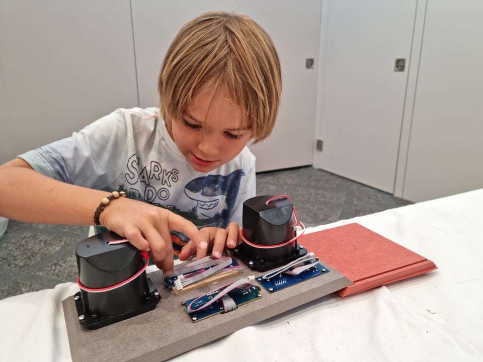 Die Kinder vom Ferienpass Tamins-Felsberg besuchen RTR und bauen ihr eigenes Radio DAB+. 