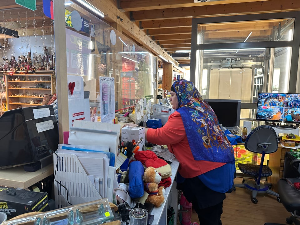 Meistens verzichtet sie auf ihr Kopftuch währenddem sie in ihrer Brocki in Samedan arbeitet.