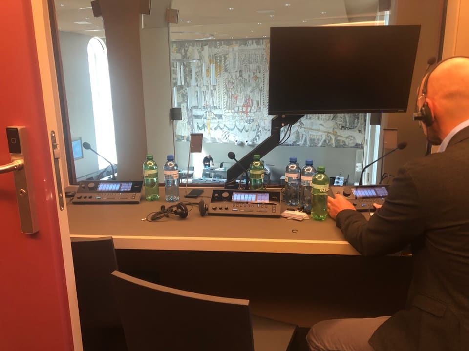 Übersetzer in Aktion in der neuen Kabine im Bündner Grossen Rat.