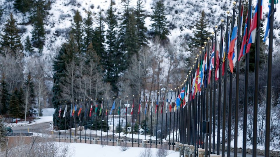 Bandieras da divers pajais dal mund a l'entrada dal Beaver Creek Resort.