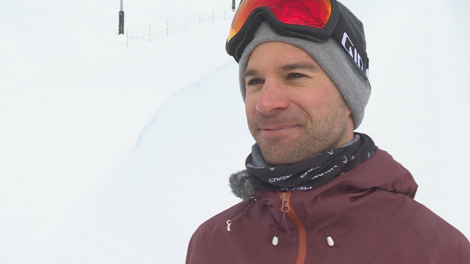 Il freeskier passiunà Mattias Menzli è quest onn co-commentatur al Surselva Jam.