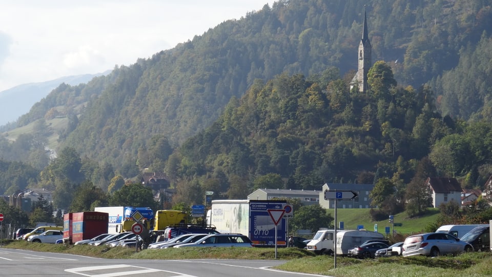 Il parcadi a l’access da l’autostrada A13, tranter Tumein e Domat.