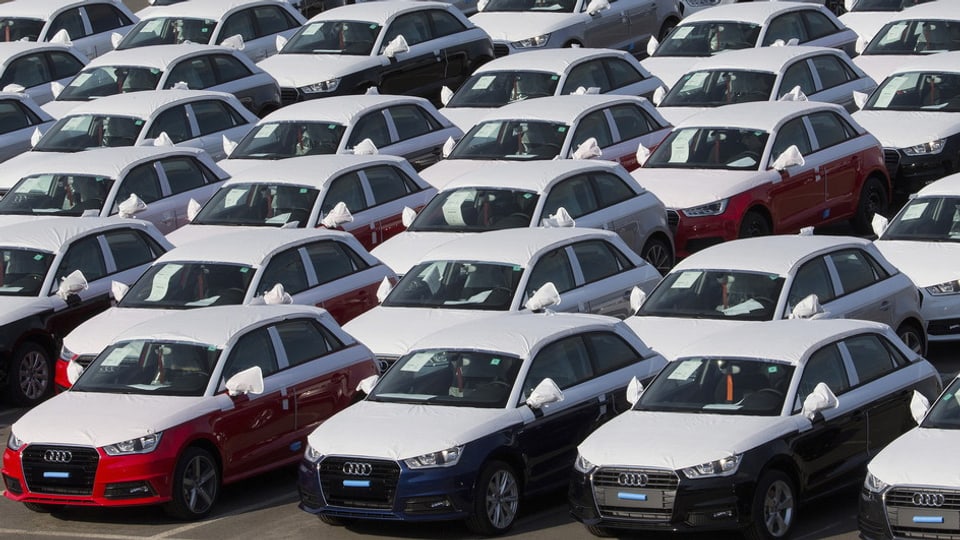 Autos da la marca Audi sin in parcadi.
