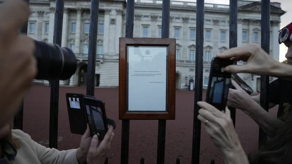 «La Queen è morta»: La communicaziun uffiziala vi dal portal dal Buckingham Palace.