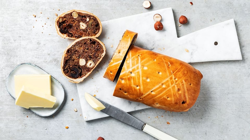 Rezept für ein leckers Bündner Birnbrot Bündner Birnbrot. Birnbrot Rezept aus Graubünden.