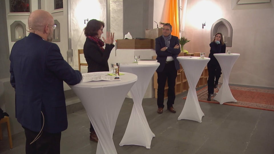 En discussiun davart l'umor en baselgia: (da san.) Il reverenda Daniel Hanselmann, la decana Cornelia Camichel Bromeis, il moderatur Martin A. Senn e la reverendessa Ivana Bendik.