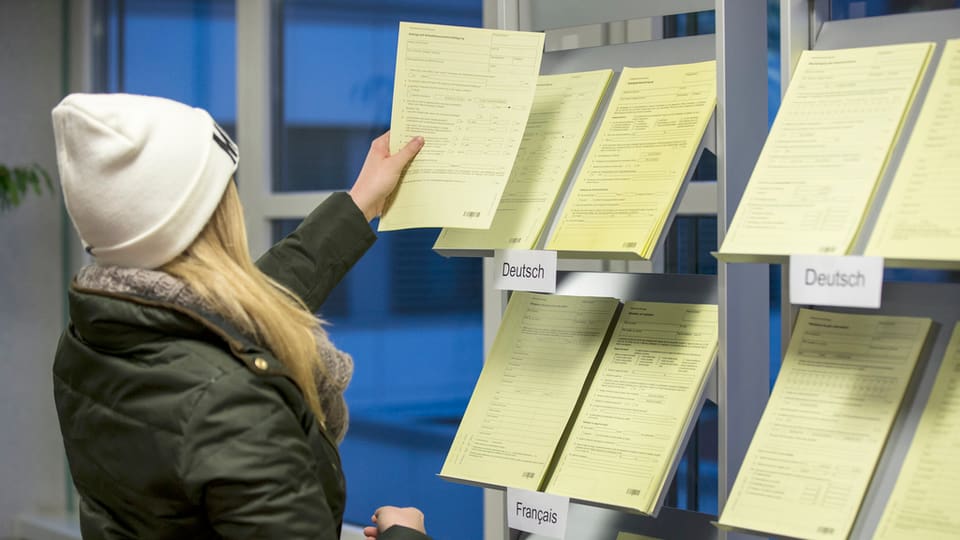 Ina dunna prenda in cedel da dischoccupaziun.