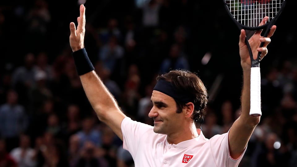 Roger Federer suenter sia victoria a Paris-Bercy.