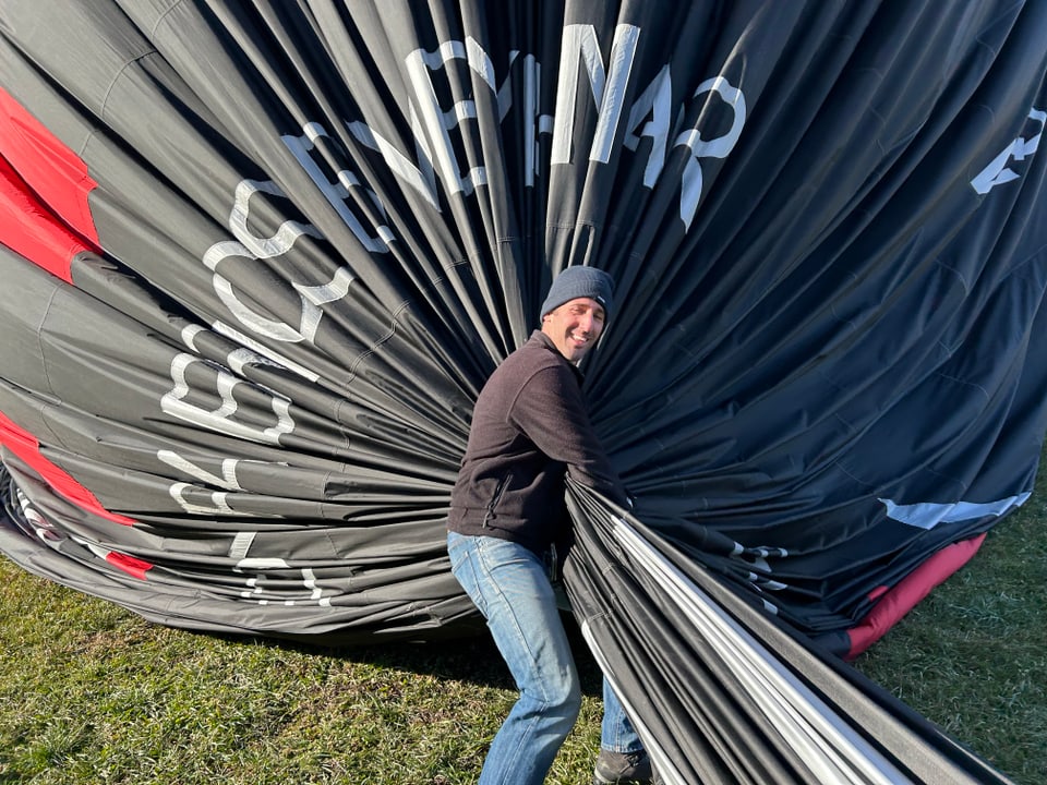 Samuel Juon drückt die Luft aus dem Ballon.