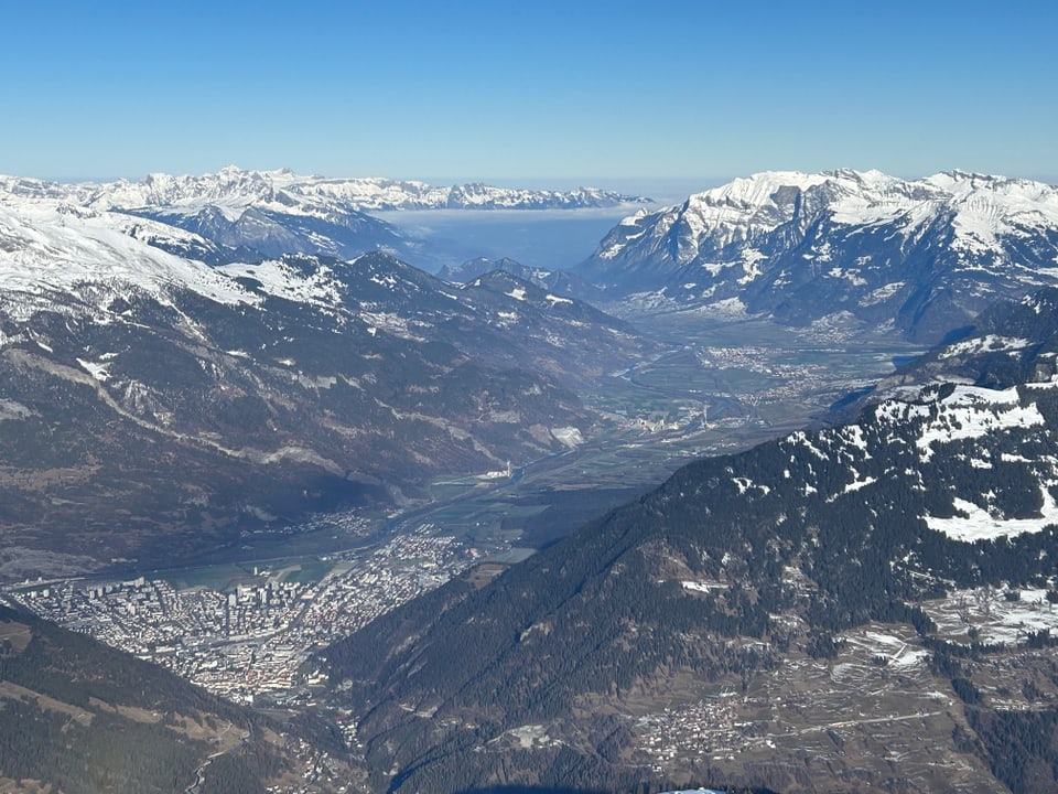 Blick von Oben auf Chur und die bündner Herrschaft.