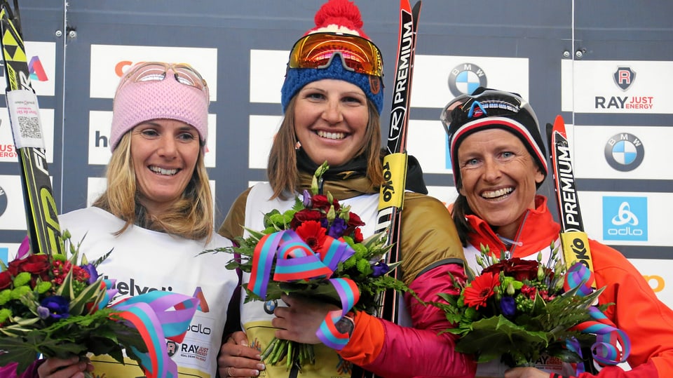 Maraton da skis: 17alva cursa da dunnas. Bettina Gruber (mez) Flurina Eichholzer (sanester) e Sandra Wagenfuehr (6 da mars 2016).