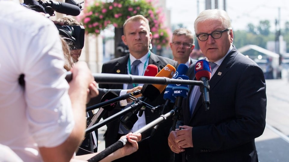 Il minister da l'exteriur tudestg Frank-Walter Steinmeier respunda dumondas da schurnalists.