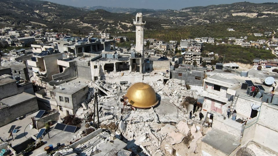 Ina moschea ad Al-Mulhand en la provinza Idlib, destruida suenter ils terratrembels.