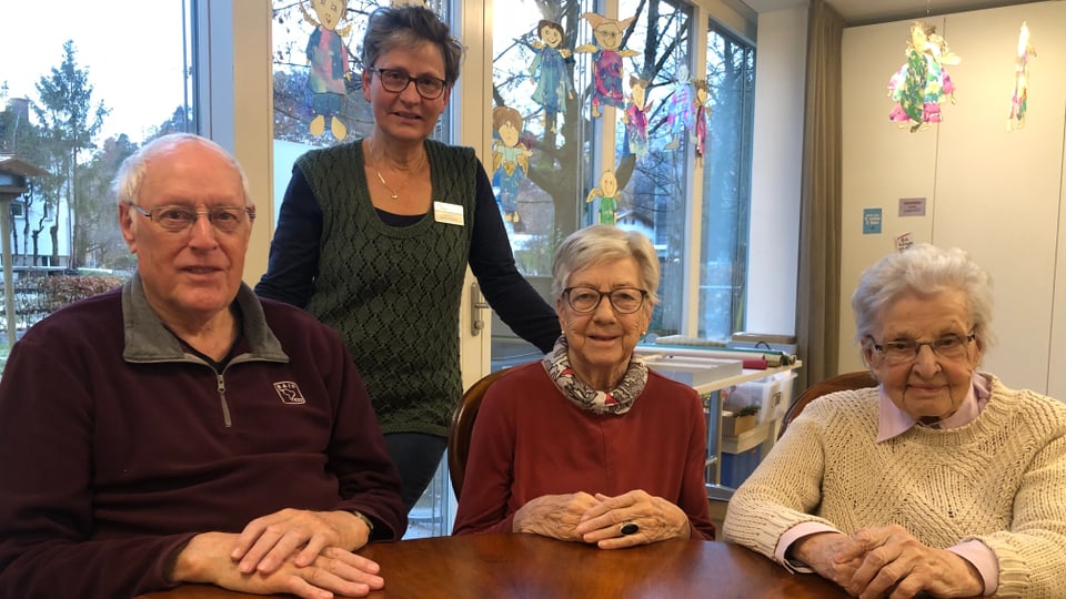 Imelda Tuor mit drei Bewohnern des Senioren Zentrum Casa Falveng in Domat Ems.