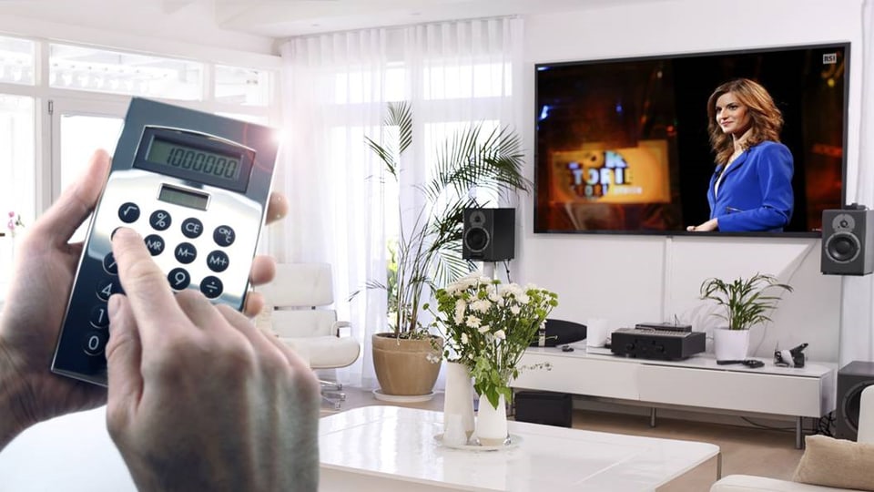 ina persuna cun in quintader, davostiers ina gronda televisiun
