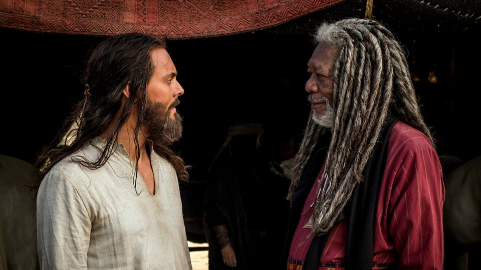 Morgan Freeman (dretg) gioga in schaic en il nov film da Ben Hur.