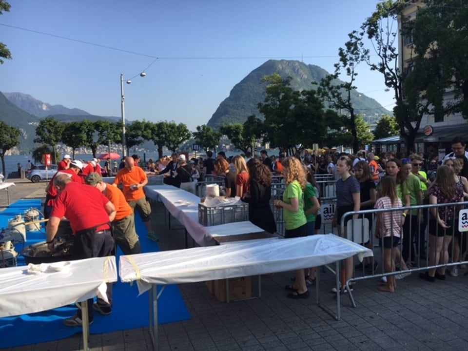 Kinder und Jugendchor Prättigau Purtret dals uffants che stattan en colonna.