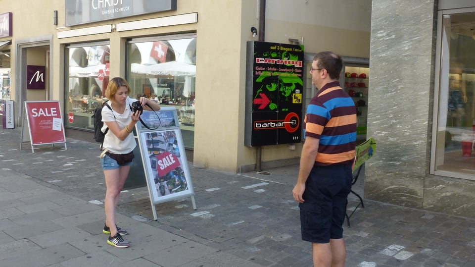 Persunas interessadas vegnan fotografadas per la banca da datas da statists.