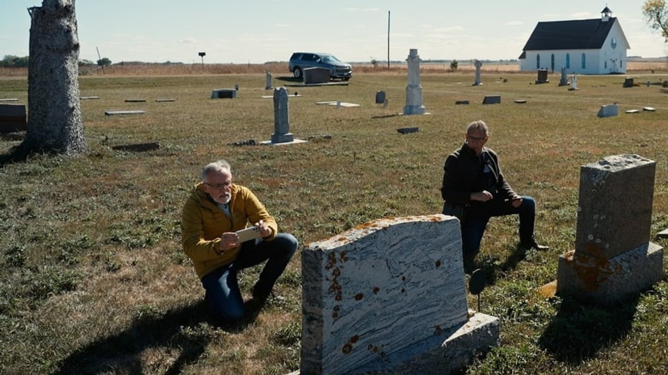 Tarcisi Hendry und Simon Derungs auf dem Friedhof des Distriks Badus..
