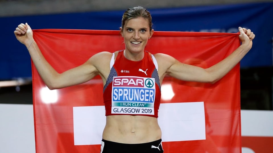 L'atleta Lea Sprunger cun la bandiera svizra.