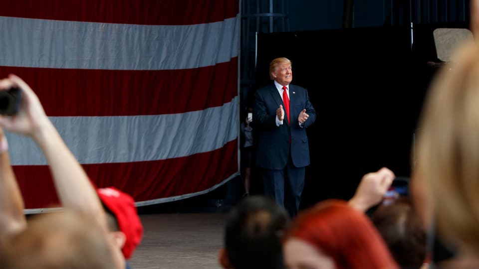 Donald Trump arriva sin ina tribuna.