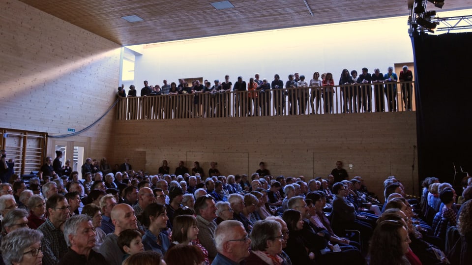 In public vast è sa rimnà a Trun al festival da la chanzun rumantscha