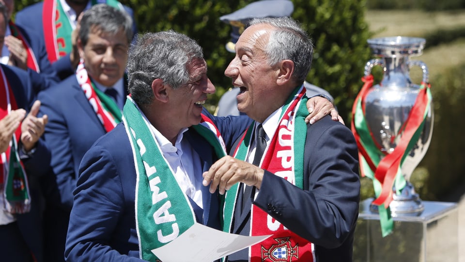 Il president dal Portugal Rebelo de Sousa (dretg) cun il trenader portugais Fernando Santos.