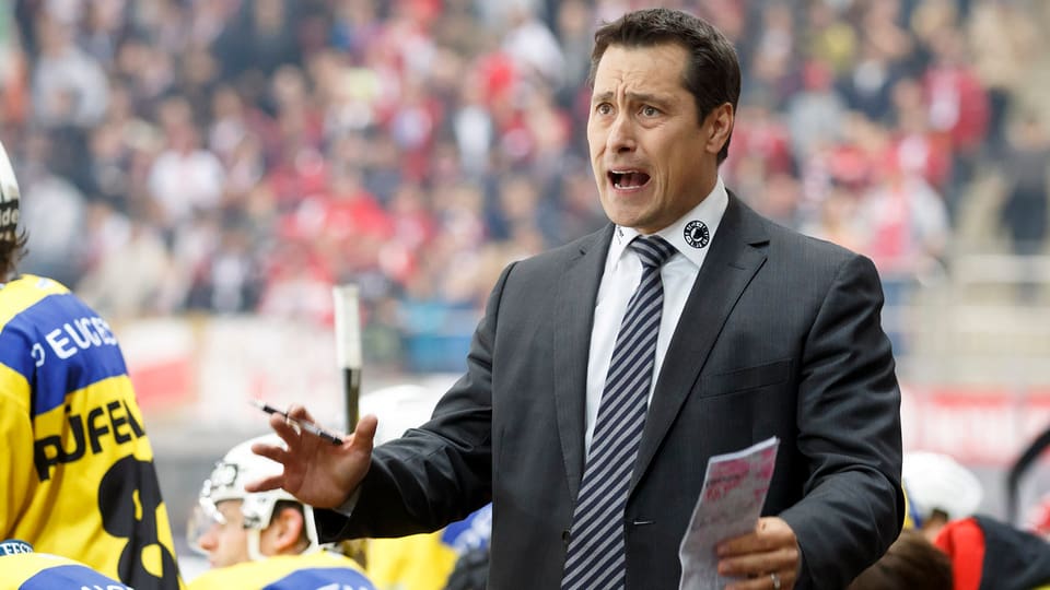 Guy Boucher durant in gieu da hockey. 