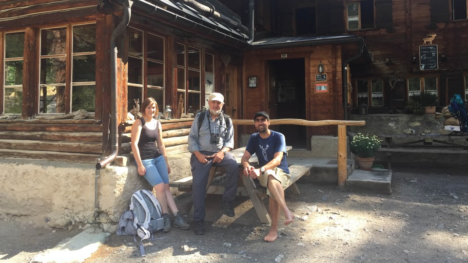 Fabia Caduff, Dario Clavuot e Jürg Martig avant la Chamanna Cluozza.