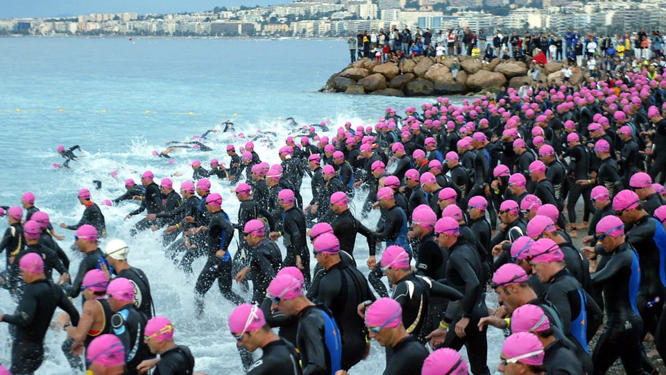 cursa da triatlon, massa sportists curran en la mar