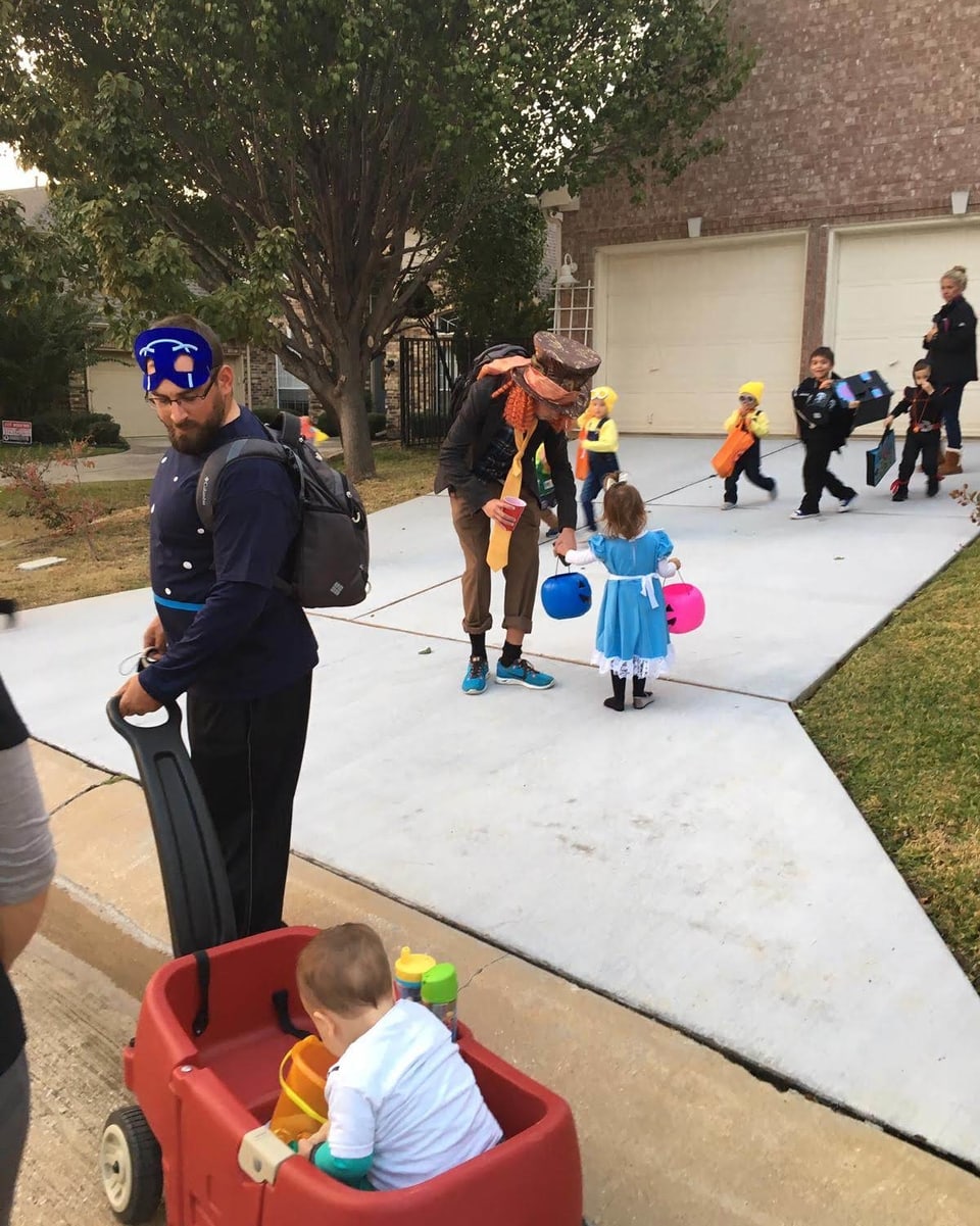 Ensemen cun autras famiglias dal quartier vegn festivà Halloween.