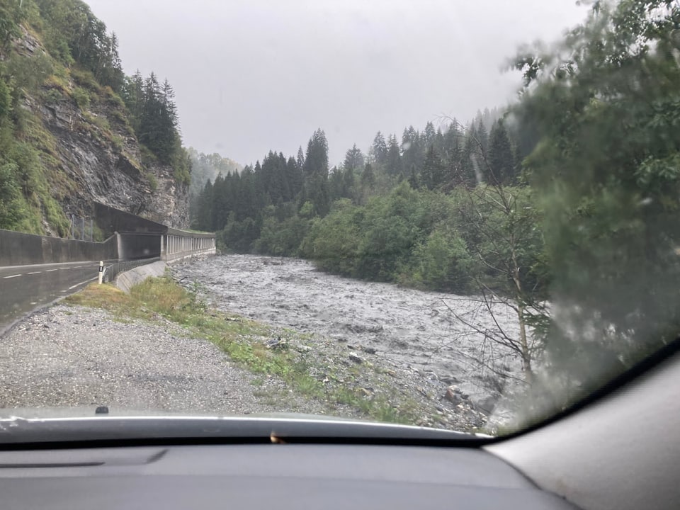 Hochwasser beim Fluss Glenner in Ilanz, Graubünden.