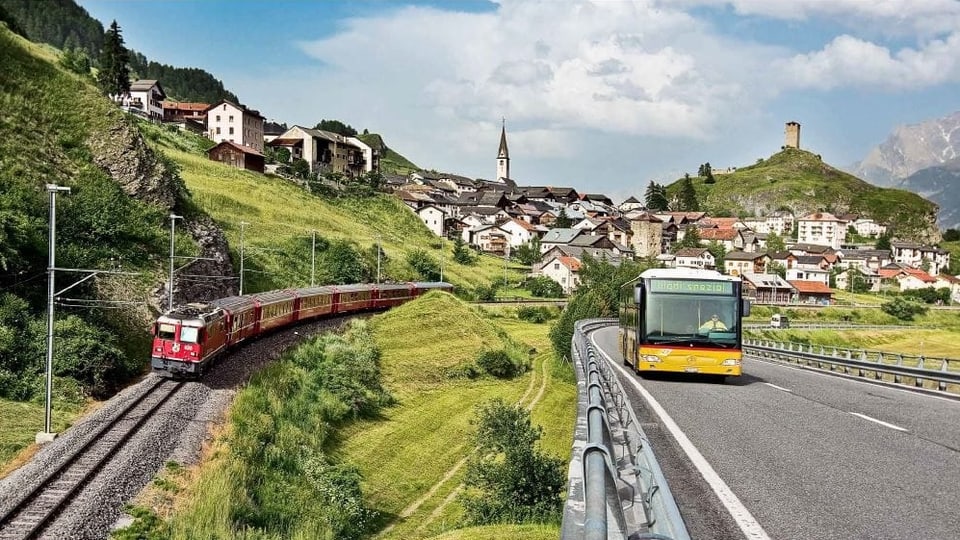 Purtret d'in tren da la Viafier retica ed ina posta, davostier è da vesair Scuol. 