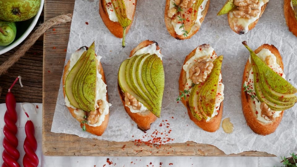 Crustins cun gorgonzola e pair Crustins cun gorgonzola e pair | Crostini mit Gorgonzola, Birne und eine Baumnuss
